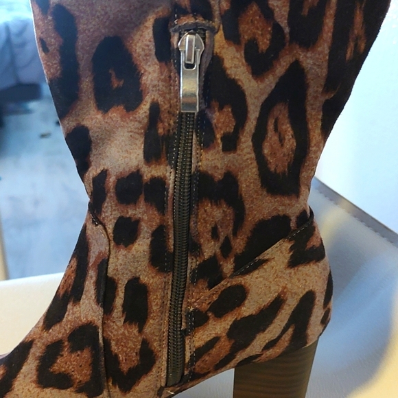 Leopard Print VEGAN SUEDE Cowgirl BOOTS. SIZE 7 WIDE. Like new! - Picture 8 of 13